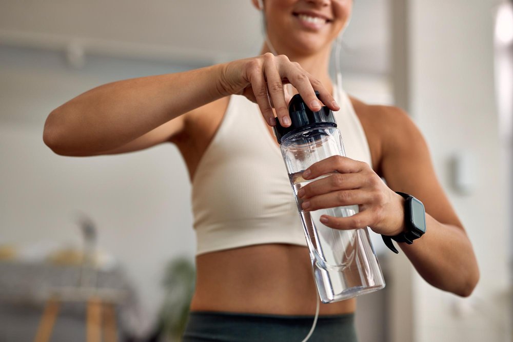 Spravna-hydratace-pri-cviceni-zena-s-fitness-lahvi